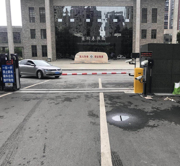 撫順某大學(xué)門口1.5秒高速道閘安裝