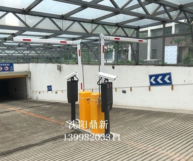 沈陽某大學(xué)家屬樓地下停車場折臂道閘車牌識別系統(tǒng)