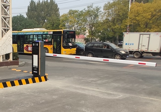 沈陽大型停車場車牌識別道閘一體機(jī)安裝